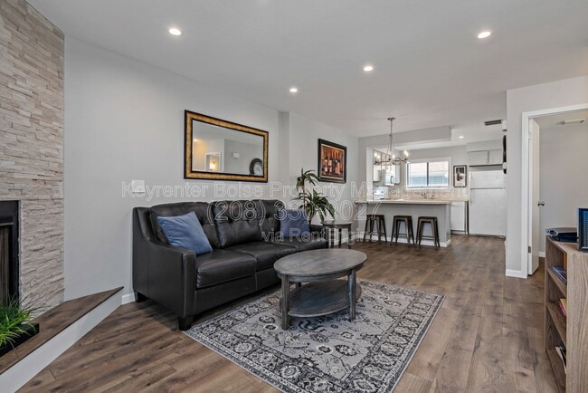 Building Photo - 3039 S Cantrell Ln