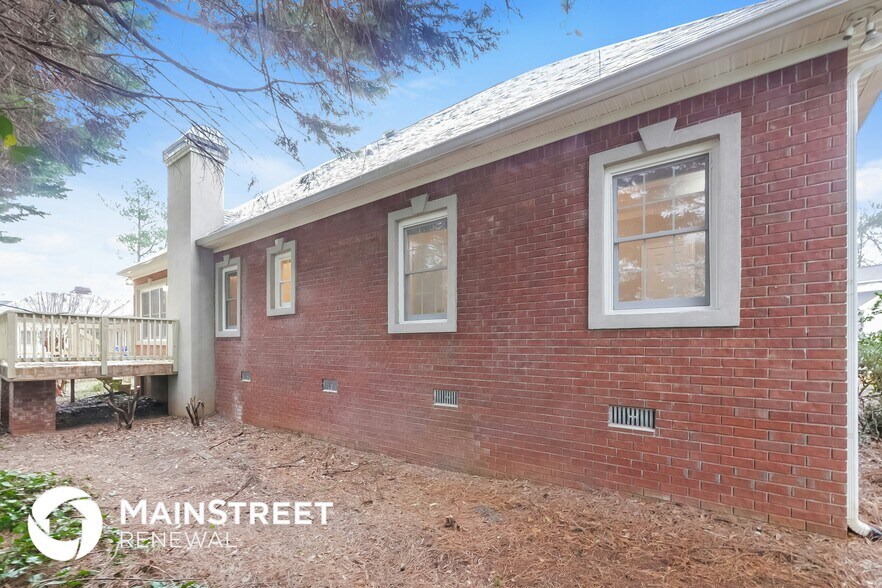 Building Photo - 100 Carriage Chase