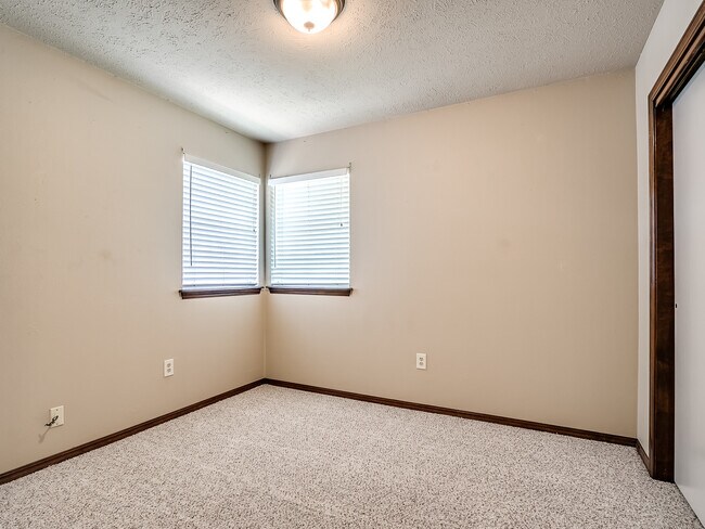 Building Photo - 1320 Frederick Dr