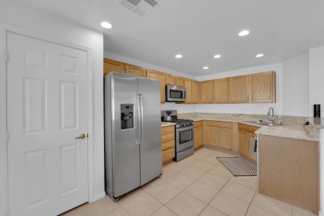 Building Photo - Charming 2 bedrooms 2 Bathrooms in the Amb...