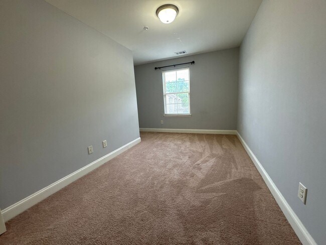 Building Photo - Modern End-Unit Townhome in the Heart of Old Hickory, Wilson County!