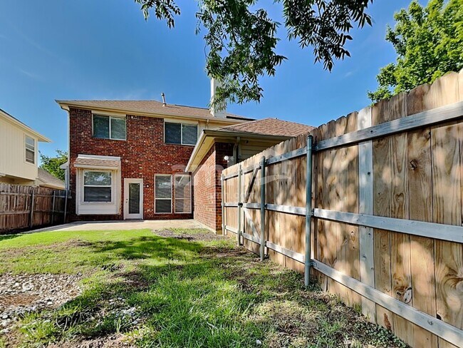 Building Photo - 1745 Cresthill Dr