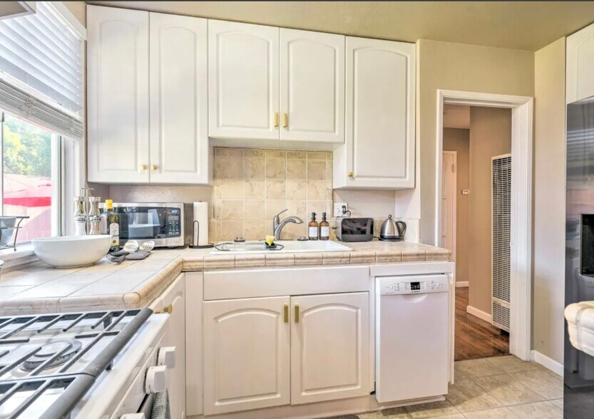 Building Photo - 504 N Rosemary Ln