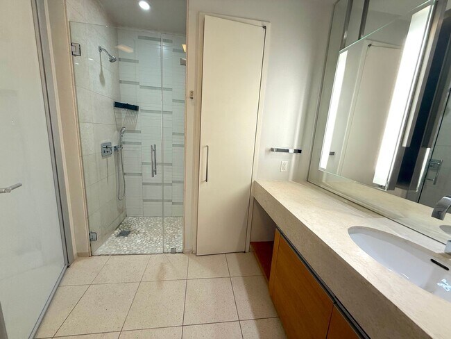 Building Photo - Spacious 10th Floor Studio at The Veer Towers!!