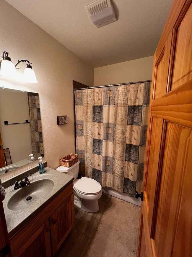 Building Photo - Spacious 3BR 3BA Townhome in Durango