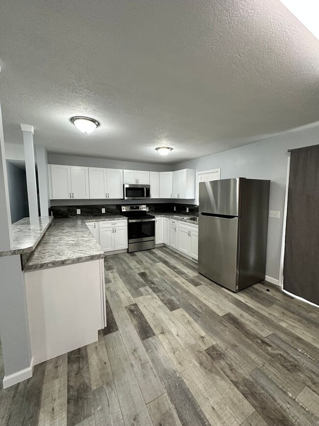Building Photo - 3 Bedroom 2 Bath Home in Suburbs