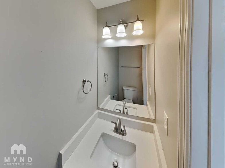 Building Photo - 11200 Leadenhall Ln