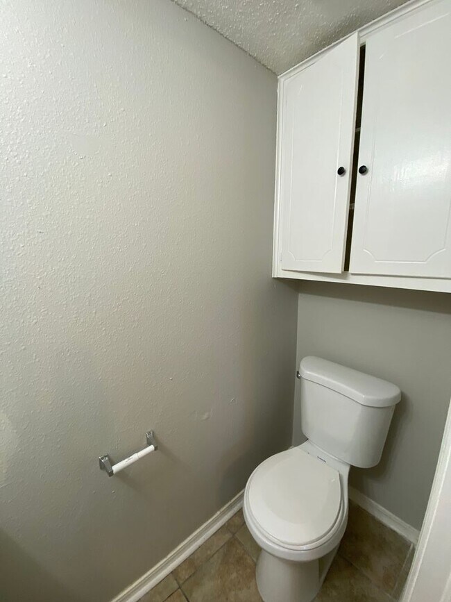 Building Photo - 2 Bedroom 1.5 Bath Apt at the Monterey Squ...