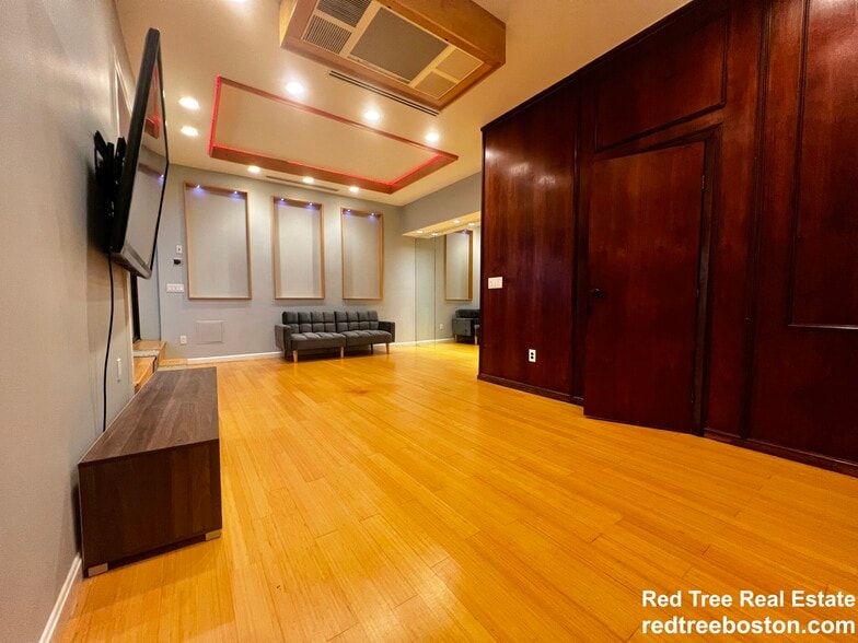 Building Photo - 57 Broadlawn Park