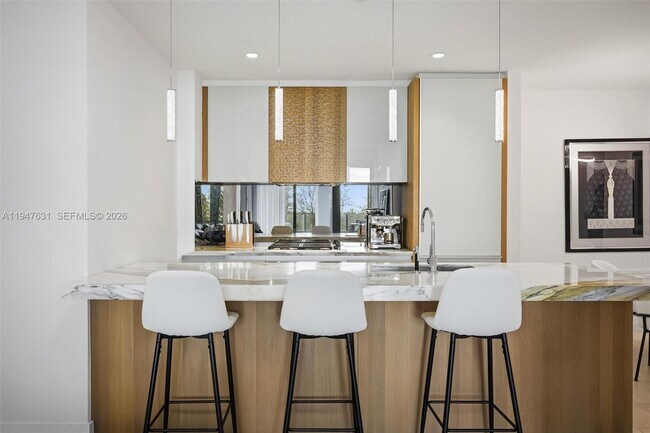 Building Photo - 2831 S Bayshore Dr