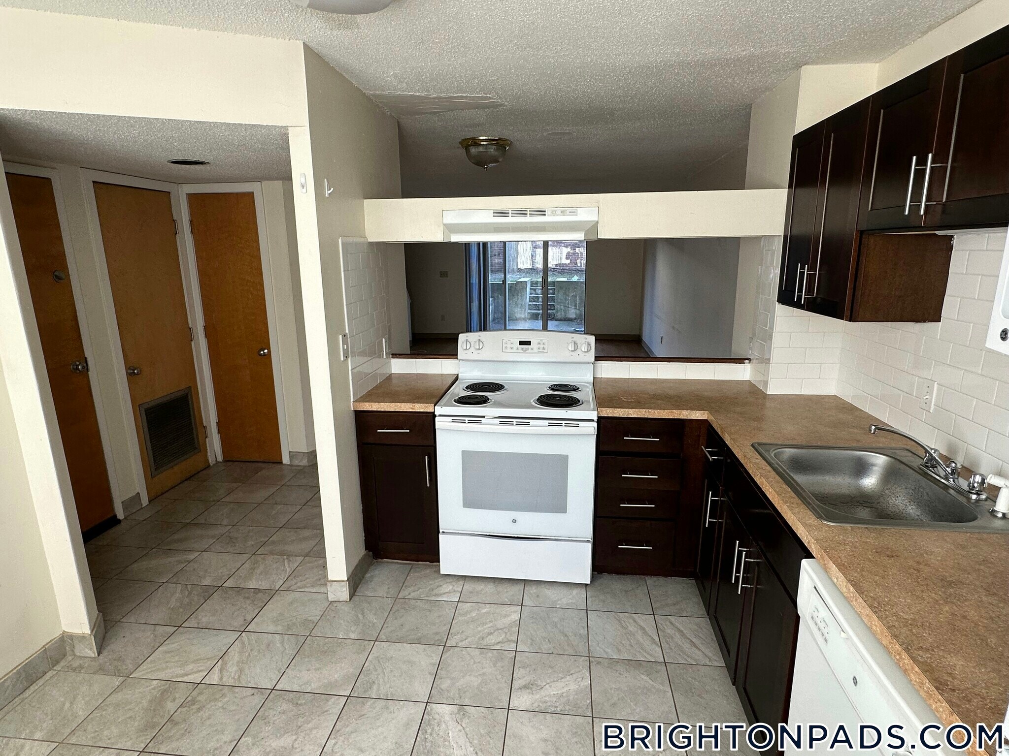 Building Photo - 140 N Beacon St