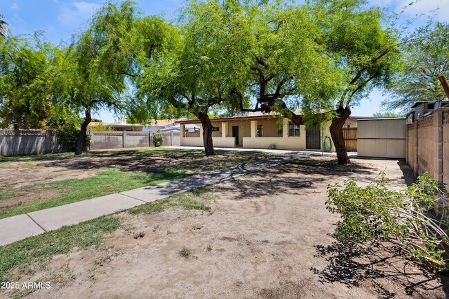 Building Photo - 5742 N 12th Pl