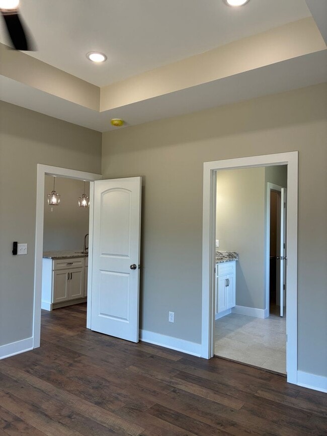 Building Photo - 102 Twin Lakes Dr