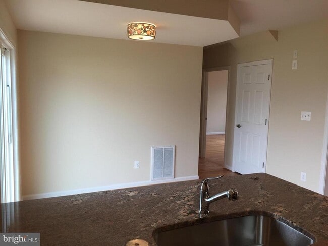 Building Photo - 8904 Cherry St