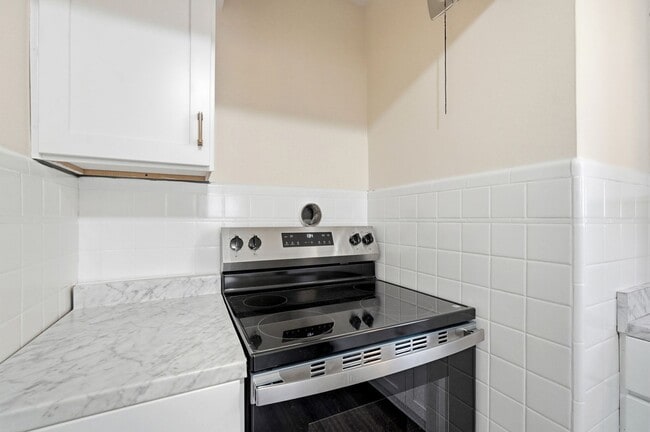 Building Photo - Charming Covedale Duplex