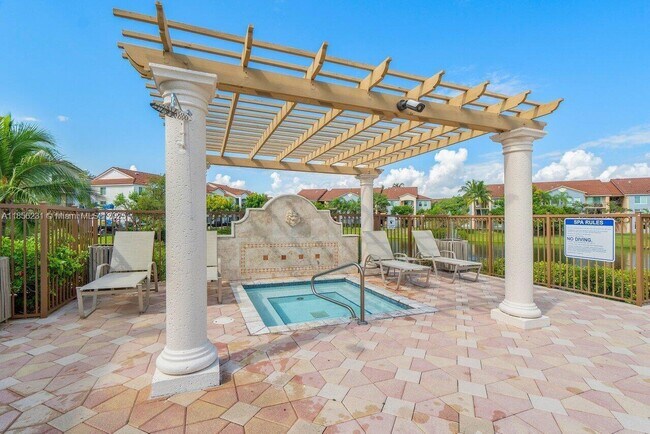 Building Photo - 1308 Villa Cir