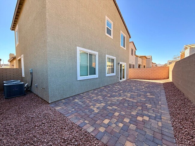 Building Photo - 4 BED 3.5 BATH 2 CAR GARAGE HOME w/ LOFT, ...