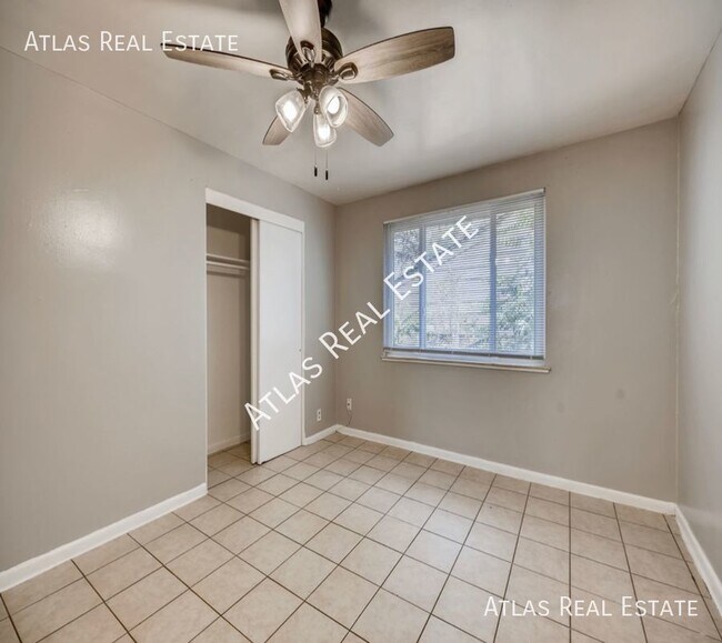 Building Photo - Beautiful 2 bedroom one bath apartment. Av...