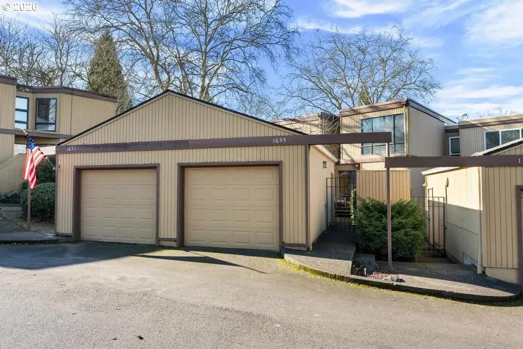 Building Photo - 1655 NW Lakeway Ln