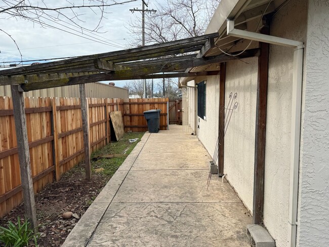 Building Photo - Harrison St Duplex