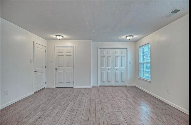 Building Photo - 403 Pointe View Dr