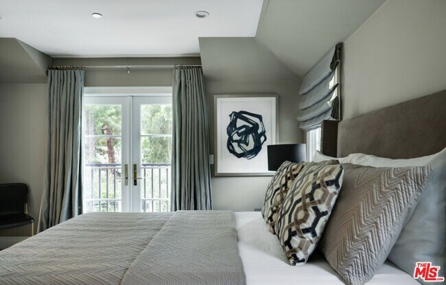 Building Photo - 1214 Coldwater Canyon Dr