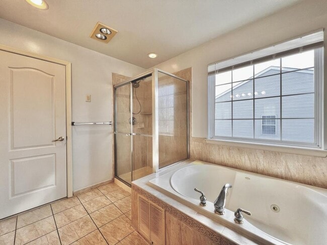 Building Photo - 211 Hawthorne Way