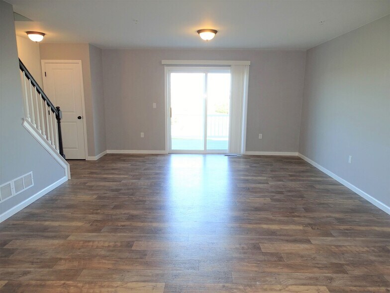 Building Photo - 229 Lakeside Xing