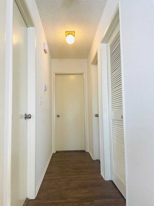 Building Photo - Spacious 2-bedroom, 2-bathroom condo featu...