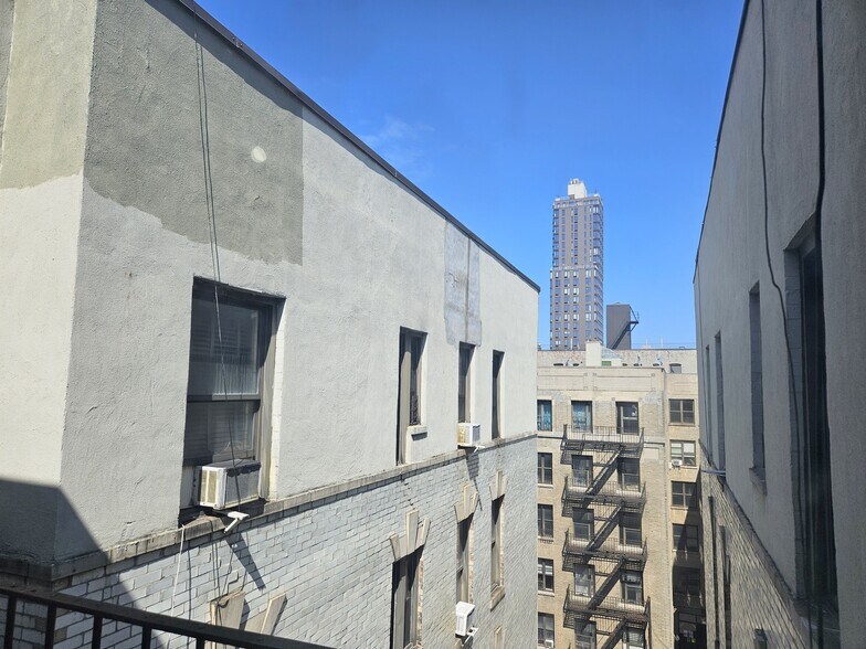Building Photo - 610 W 150th St