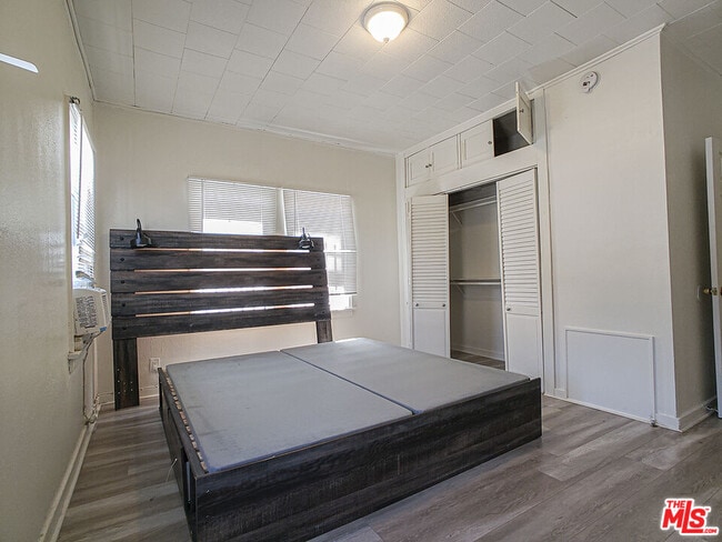 Building Photo - 336 S Wilton Pl