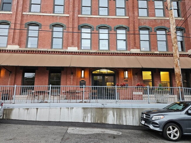 Building Photo - 200 Main St