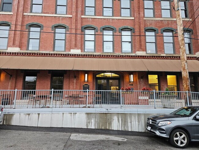 Building Photo - Fully furnished