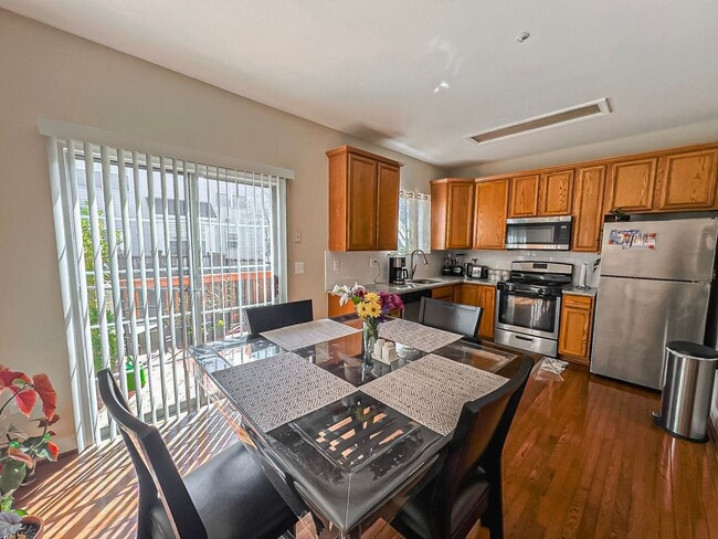 Building Photo - Lovely Tri-Level 3 Bedroom 2 Bathroom And ...