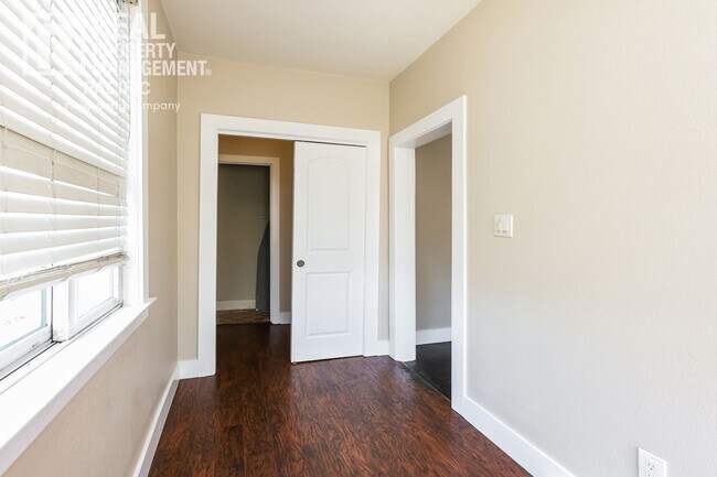 Building Photo - Bright & Spacious Oakland Home with Backya...