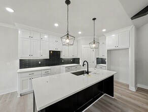 Building Photo - Beautiful New Build with Style