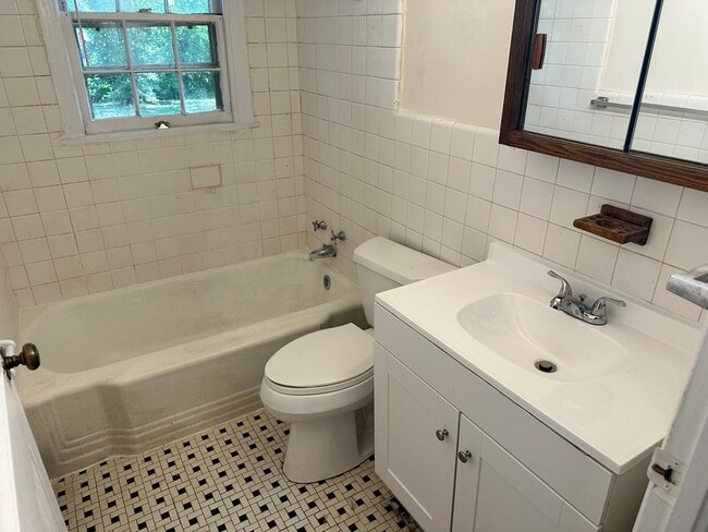 Building Photo - Charming Two Bedroom House in Enderly Park!