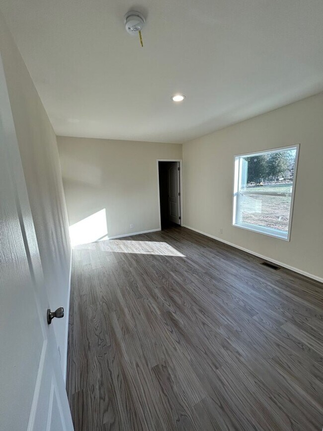 Building Photo - Large Spacious 5 Bedroom House with Fenced Yard