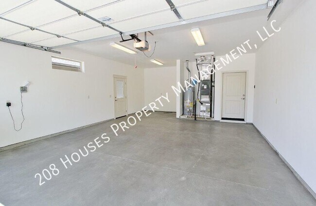 Building Photo - Immaculate Single-Level Home