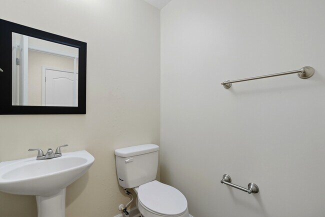 Building Photo - 230 Paradise Dr