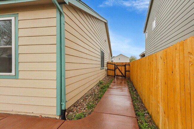 Building Photo - $2,100.00 - 3 Beds, 2 Baths, Single Family...