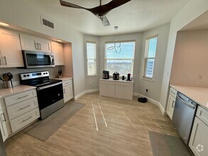 Building Photo - FURNISHED 3/2 AVAILABLE FOR MARCH 1 MOVE-IN!