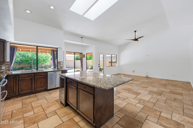 Building Photo - 5903 E Paradise Ln