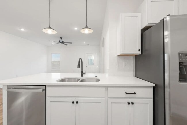 Building Photo - Gorgeous 3 Bedroom Townhome! 1/2 Month Free!!