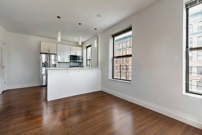 Building Photo - 411 Manhattan Ave