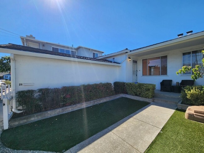 Building Photo - 2 bedroom duplex home