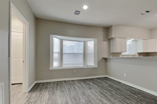 Building Photo - 4715 Brooklawn Dr