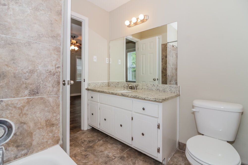 Building Photo - 4102 Royalcrest Dr