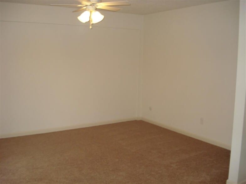 Building Photo - 1955 S Reynolds Rd