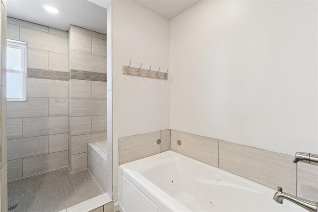 Building Photo - 4824 Elmview Dr